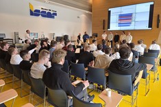 Studenci PRz na warsztatach edukacyjnych w firmie ISCAR Poland,