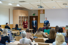 Dziekan WZ prof. PRz B. Zatwarnicka-Madura, prof. PRz J. Strojny i prorektor ds. studenckich G. Ostasz witają uczestników studiów podyplomowych project manager, 