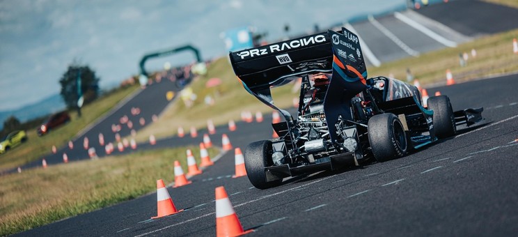 Dwa granty na rozwój innowacyjnych rozwiązań dla bolidu elektrycznego PRz Racing