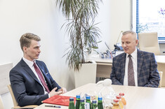 Od lewej: mgr E. Trojanowski, prof. PRz L. Gniewek, 