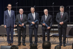 Od lewej: prof. PRz R. Zajdel, prof. K. Buczek, prof. J. Kluska, prof. A. Kowalczyk, prof. P. Koszelnik,
