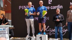 Dekoracja zwycięzców w kategori wiekowej biegu Kolorowej Skarpetki